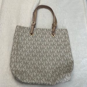 Michael Kors Jet Set bag